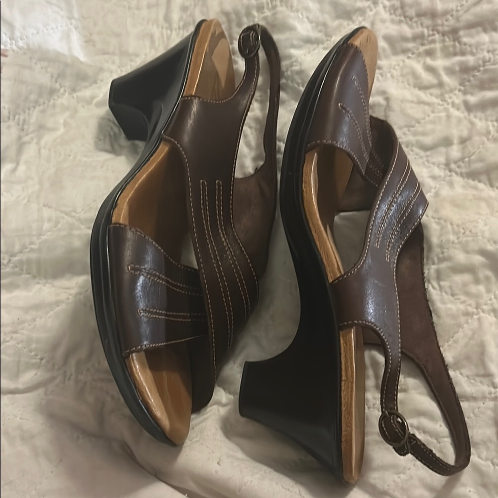 Clarks Brown Sandals with Slingback Design and Crisscross Straps - Picture 4 of 9